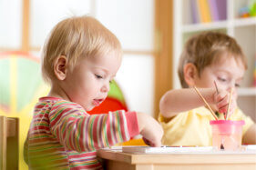 Kleine Kinder am Zeichnen und Malen