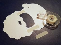 Mit Klebeband wird die Maske an den Befestigungspunkten verstärkt