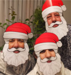 Drei Personen haben eine Santa Claus Maske selber gebastelt.